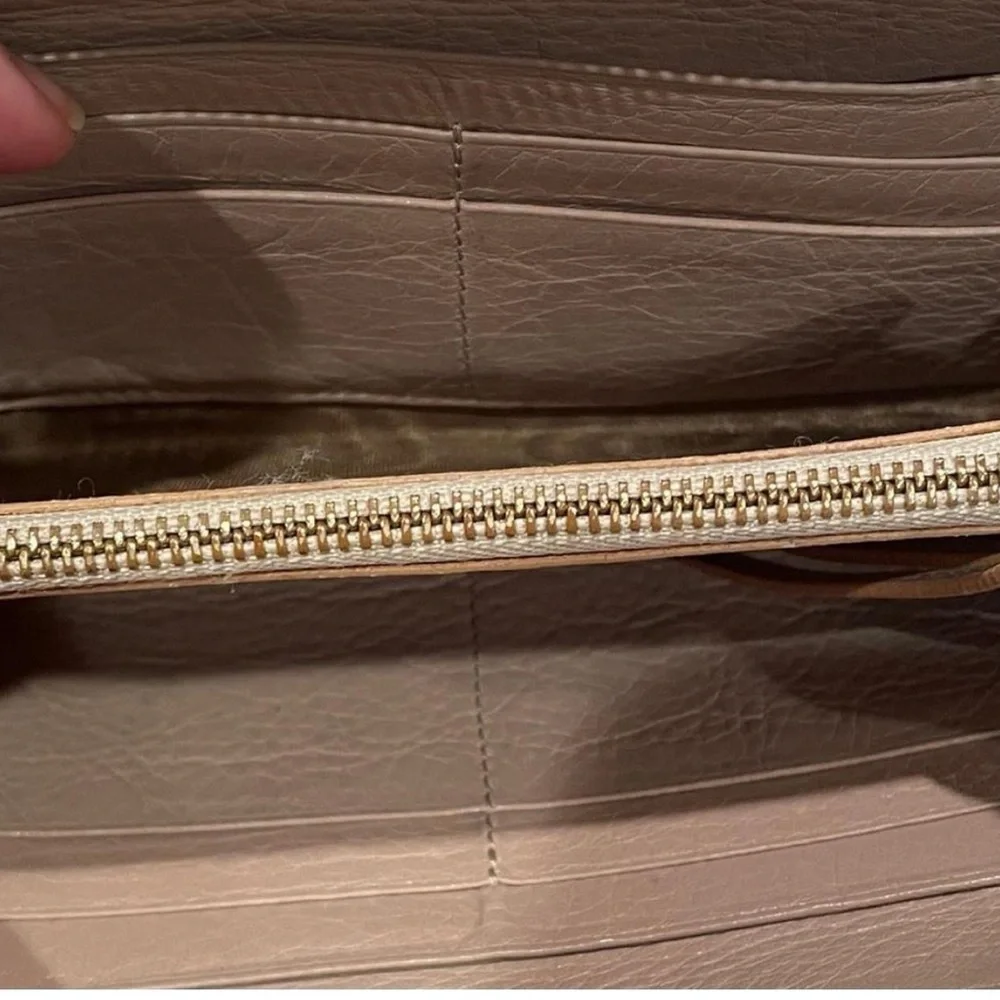 Chloé  Bow Zip Leather Long Wallet - Picture 9 of 10